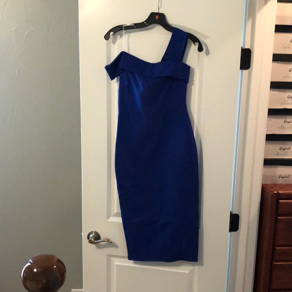 Women’s dress. Blue and various sizes. One strap